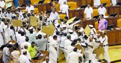 സഭയില്‍ കയ്യാങ്കളി; സ്പീക്കറെ ഉപരോധിച്ച് പ്രതിപക്ഷം; വനിത എം.എല്‍.മാരെ കയ്യേറ്റം ചെയ്തതായി പരാതി
