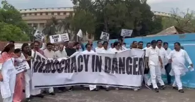 ‘ജനാധിപത്യം ഭീഷണിയില്‍’; പ്രതിഷേധിച്ച എം.പിമാരെ ദല്‍ഹി പൊലീസ് അറസ്റ്റ് ചെയ്തു