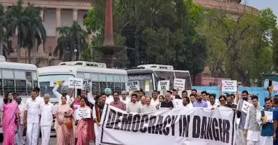‘നിങ്ങള്‍ തിരിഞ്ഞോടുമോ?’ എന്ന് സോണിയ, മറുപടിയില്ലാതെ, അറസ്റ്റ് വരിക്കാതെ മുങ്ങി ചില കോണ്‍ഗ്രസ് എം.പിമാര്‍