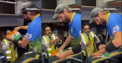 ആരാധകന് ഇന്ത്യന്‍ പതാകയില്‍ ഓട്ടോഗ്രാഫ് നല്‍കി പാക് ലെജന്‍ഡ് ഷാദിഹ് അഫ്രിദി; വൈറലായി വീഡിയോ