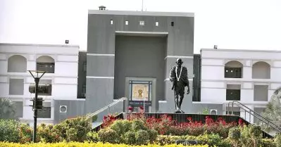 കോഴിയെ അറുക്കുന്നതിനെതിരെ അഹിംസാവാദികളുടെ ഹരജി; കോഴി മൃഗമാണോ പക്ഷിയാണോ എന്നതില്‍ സംശയമുണ്ടെന്ന് ഗുജറാത്ത് ഹൈക്കോടതി