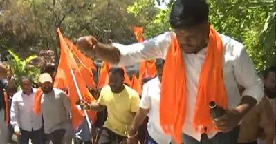ഡി.സി ഓഫീസിന് മുന്നിലെ ബാങ്ക് വിളി; ഗോമൂത്രം തളിച്ച് പരിസരം ശുചീകരിച്ച് ഹിന്ദുത്വവാദികള്‍