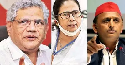സ്വേച്ഛാധിപത്യ ആക്രമണങ്ങളെ ചെറുക്കണമെന്ന് യെച്ചൂരി; രാഹുലിന് പിന്തുണയുമായി കൂടുല്‍ പ്രതിപക്ഷ നേതാക്കള്‍
