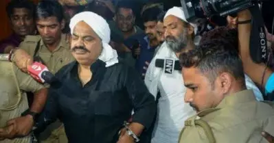 മാധ്യമങ്ങളോട് സംസാരിക്കവെ, പൊലീസ് വലയത്തില്‍; ‘ജയ് ശ്രീറാം’ വിളിച്ച് ആതിഖ് അഹമ്മദിനെയും സഹോദരനെയും വധിച്ചു