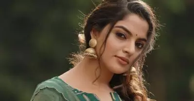 അടുക്കള ഭാഗത്താകുമ്പോള്‍ നല്ല സാധനങ്ങള്‍ മറഞ്ഞിരുന്നു കഴിക്കാം, അച്ചടക്കമുള്ള പെണ്ണുങ്ങള്‍ക്ക് അതാണ് ഇഷ്ടം; നിഖിലയുടെ പ്രസ്താവനക്ക് വിചിത്രമായ മറുപടികള്‍