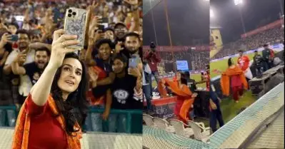 പിന്തുണയുമായി ഗ്യാലറിയിലെത്തിയ ആരാധകര്‍ക്ക് ഓടി നടന്ന് ജേഴ്‌സി വിതരണം ചെയ്ത് പ്രീതി സിന്റ; വൈറല്‍ വീഡിയോ