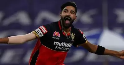 ഒരു ഓവറില്‍ മാത്രം അഞ്ച് വൈഡ് അടക്കം എറിഞ്ഞത് 11 പന്ത്, എന്നാല്‍ നാല് ഓവറില്‍ ആകെ വഴങ്ങിയത് 21 റണ്‍സ്; സിറാജ് സൂപ്പറാടാ…