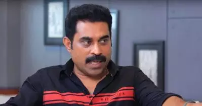 എന്തിനാടോ കള്ളത്തരം പറയുന്നത്? പടം കാണാതെയാണോ ഇന്റര്‍വ്യുവിന് ഇരിക്കുന്നത്; അവതാരകയോട് സുരാജ്