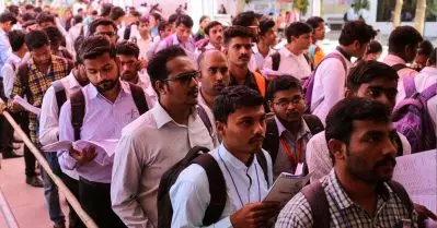 ‘ഒരു ഭാഗത്ത് പൊതുമേഖലയില്‍ ഒഴിഞ്ഞുകിടക്കുന്ന ലക്ഷക്കണക്കിന് തൊഴിലവസരങ്ങള്‍, മറുഭാഗത്ത് കേന്ദ്രത്തിന്റെ അപ്രഖ്യാപിത നിയമനനിരോധനം’