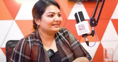 കാണുന്ന സൈസൊക്കെയുള്ളു ആളൊരു പേടിത്തൊണ്ടനാണ്: സാന്ദ്ര തോമസ്