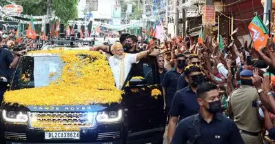 ‘ഗതാഗത നിയമം തെറ്റിച്ച് തുറന്ന ഡോറില്‍ തൂങ്ങി യാത്ര നടത്തി, എ.ഐ ക്യാമറയൊക്കെ വന്ന് നിയമം ശക്തമാക്കിയിരിക്കുകയല്ലേ?’; നരേന്ദ്ര മോദിക്കെതിരെ പരാതി