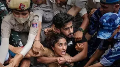 പാര്‍ലമെന്റ് പ്രതിഷേധം: ഗുസ്തി താരങ്ങള്‍ക്കെതിരെ കലാപശ്രമത്തിന് കേസെടുത്തു; വനിതാ തടവുകാരെ വിട്ടയച്ചു