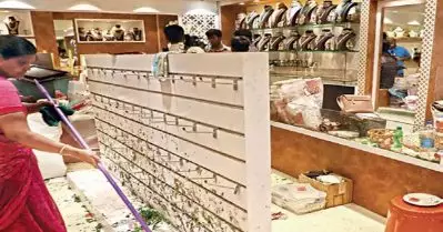 രണ്ടര കോടിയുടെ സ്വര്‍ണാഭരണങ്ങള്‍ മഴവെള്ളത്തില്‍ ഒലിച്ചുപോയി; വീഡിയോ വൈറല്‍