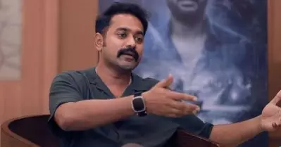 ഞങ്ങളേക്കാള്‍ സീനീയറാണ്; ഞങ്ങളൊക്കെ ക്ഷീണിച്ച് ഇന്നിനി മതിയാക്കാം എന്ന് കരുതുമ്പോള്‍ അദ്ദേഹം ജൂഡിനൊപ്പം കട്ടക്ക് നില്‍ക്കുന്നുണ്ടാകും: ആസിഫ് അലി
