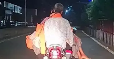 അധികൃതര്‍ ആംബുലന്‍സ് നല്‍കിയില്ല; ഭോപാലില്‍ മകളുടെ മൃതദേഹം ബൈക്കില്‍ കൊണ്ടുപോയി പിതാവ്