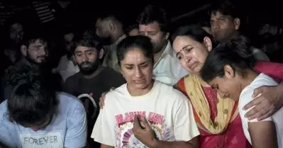 ഇത് കാണാനാണോ ഞങ്ങള്‍ മെഡലുകള്‍ നേടിയത്; മാധ്യമങ്ങള്‍ക്ക് മുന്‍പില്‍ പൊട്ടിക്കരഞ്ഞ് വിനേഷ് ഫോഗട്ട്