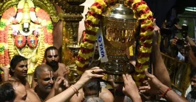 ഐ.പി.എല്‍ ട്രോഫി പൂജക്ക് വെച്ച് ചെന്നൈ സൂപ്പര്‍ കിങ്‌സ്