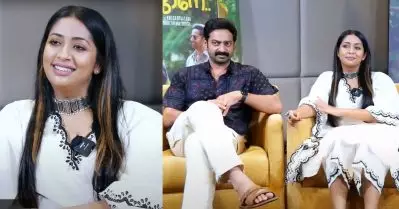 ‘ആരേയും കിട്ടാതായപ്പോഴാണോ നവ്യയെ നായികയാക്കിയത്’?; അവതാരകയുടെ ചോദ്യത്തിന് വിമര്‍ശനം