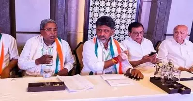 സിദ്ധരാമയ്യക്കും ഡി.കെക്കുമായി ചേരിതിരിഞ്ഞ് മുദ്രാവാക്യം; തീരുമാനം ഹൈക്കമാന്‍ഡിന് വിട്ട് നിയമസഭാ കക്ഷിയോഗം