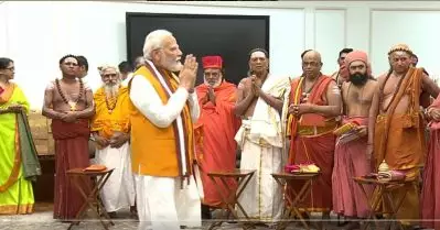 പാര്‍ലമെന്റ് ഉദ്ഘാടനം; ഹിന്ദു സന്ന്യാസി സംഘത്തില്‍ നിന്ന് മോദി ചെങ്കോല്‍ സ്വീകരിച്ചു