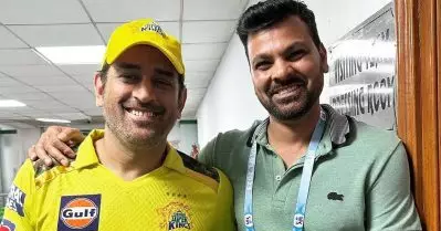 ഇന്നത്തെ ചിത്രം ഇവര്‍ കൊണ്ടുപോയി; മുന്‍ ഇന്ത്യന്‍ പോസറിനൊപ്പമുള്ള ധോണിയുടെ ഫോട്ടോ വൈറല്‍