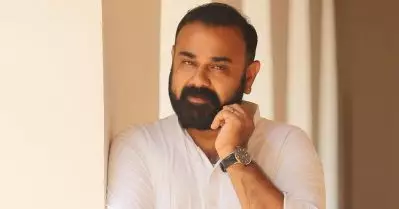 കോമയില്‍ കിടക്കുന്ന സ്ത്രീക്ക് ലിപ്സ്റ്റികും ഐ ഷാഡോയും; അടുക്കളയിലെ ജോലിക്കാരിക്ക് കഴുത്ത് നിറയെ ആഭരണം; സീരിയലുകളെ കുറിച്ച് ഷാജു ശ്രീധര്‍