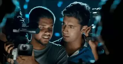 തട്ടം ഇട്ട പെണ്‍ക്കുട്ടിയെ സൂം ചെയ്ത വ്യക്തി ഇതാണ്: വിനീത് ശ്രീനിവാസന്‍