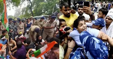 ഗുസ്തി താരങ്ങളുടെ സമരവേദി പൊളിച്ച് നീക്കി ദല്‍ഹി പൊലീസ്