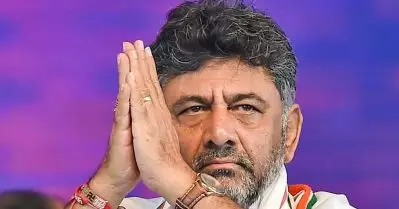ജയിലില്‍ കിടന്നപ്പോള്‍ സോണിയ ഗാന്ധി വന്നുകണ്ടു; കര്‍ണാടക തിരിച്ചു പിടിക്കുമെന്ന ഉറപ്പ് നല്‍കി: വികാരാധീനനായി ശിവകുമാര്‍