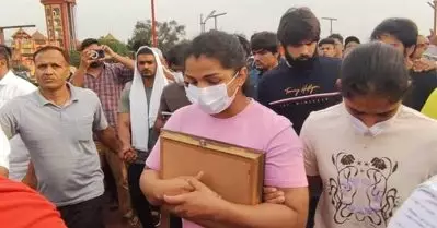 ഗംഗാ തീരത്ത് വൈകാരിക നിമിഷങ്ങള്‍; മെഡലുകള്‍ നെഞ്ചോട് ചേര്‍ത്ത് പൊട്ടിക്കരഞ്ഞ് ഗുസ്തി താരങ്ങള്‍