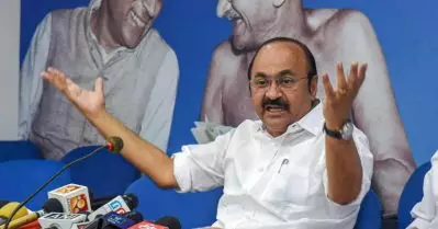സത്യസന്ധനായ പൊലീസ് ഉദ്യോഗസ്ഥനെ സസ്‌പെന്‍ഡ് ചെയ്തു; ഐ.ജി വിജയന്‍ ഉദ്യോഗസ്ഥര്‍ തമ്മിലുള്ള അടിയുടെ ബലിയാടെന്ന് വി.ഡി സതീശന്‍