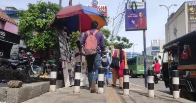 കോഴിക്കോട് നഗരത്തിലെ നടപ്പാതയില്‍ സിമന്റ് ബാരിക്കേഡുകള്‍; ഭിന്നശേഷി-മുഷ്യാവകാശ കമ്മീഷനുകള്‍ കേസെടുത്തു
