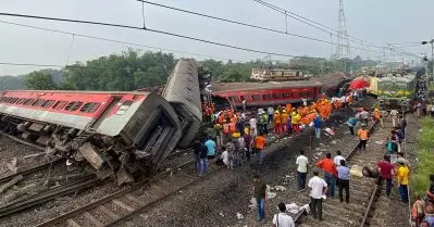 സിഗ്നലിങ് പാളിയെന്ന് സംശയം; ഒരു ബോഗി കൂടി വെട്ടിപ്പൊളിക്കാന്‍ ബാക്കി; രക്ഷാദൗത്യം അതീവദുഷ്‌ക്കരം