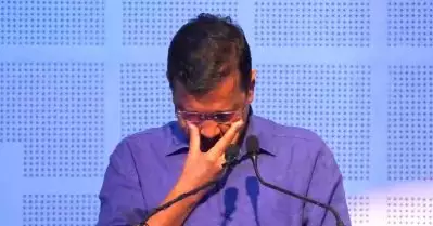 വിദ്യാഭ്യാസ വിപ്ലവം ഇല്ലാതാക്കാനാണ് ബി.ജെ.പി. ശ്രമം; സിസോദിയയുടെ സ്വപ്നം യാഥാര്‍ത്ഥ്യമാക്കും; സ്‌കൂള്‍ ഉദ്ഘാടനത്തിനിടെ വിതുമ്പിക്കരഞ്ഞ് കെജ്‌രിവാള്‍