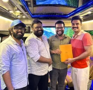 ആക്ഷന്‍ ത്രില്ലറുമായി ടൊവിനോ; ‘ഐഡന്റിറ്റിയുടെ’ ക്യാരക്റ്റര്‍ നോട്‌സ് കൈമാറി