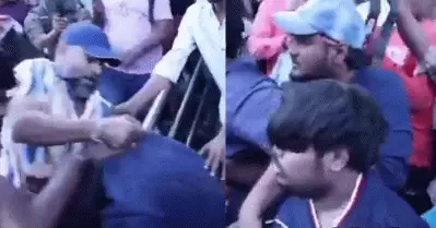 ആദിപുരുഷിന് നെഗറ്റീവ് റിവ്യു കൊടുത്തു; യുവാവിനെ മര്‍ദിച്ച് പ്രഭാസ് ആരാധകര്‍; വീഡിയോ
