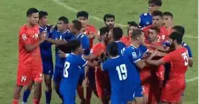 വീഡിയോ: തല്ല് ഞങ്ങള്‍ക്ക് പുത്തരിയല്ല, അതിപ്പോള്‍ പാകിസ്ഥാനായാലും നേപ്പാളായാലും; കളിക്കിടെ ഗ്രൗണ്ടില്‍ കയ്യാങ്കളി