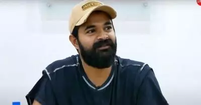 നാട് നന്നാക്കലല്ല അഭിനേതാക്കളുടെ ജോലി, എന്തിനാണ് ആവശ്യമില്ലാത്ത പണിയെടുത്ത് തലയിൽ വെക്കുന്നത്: ഹക്കിം ഷാജഹാൻ