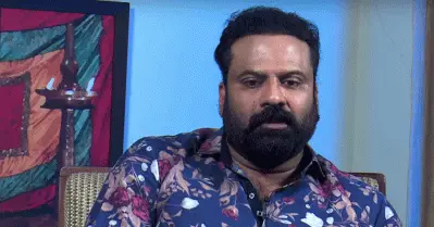 മുസ്‌ലിം സമുദായമാണെങ്കില്‍ അമേരിക്കന്‍ എയര്‍പോര്‍ട്ടിലെ ഉദ്യോഗസ്ഥര്‍ ഒന്ന് സൂക്ഷിക്കും; ക്രിസ്ത്യാനിയാണെന്ന് പറഞ്ഞ് കുരിശ് കാണിച്ചു: ടിനി ടോം