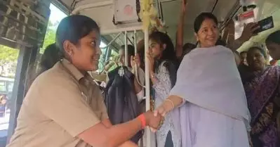 കൊയമ്പത്തൂരിലെ ആദ്യ വനിതാ ബസ് ഡ്രൈവറെ അഭിനന്ദിക്കാന്‍ കനിമൊഴിയെത്തി; തുടര്‍ന്ന് ജോലി നഷ്ടമായി; വിവാദം