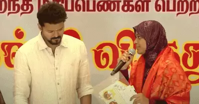 എന്റെ വോട്ടിന് മൂല്യമുണ്ടാകണമെങ്കില്‍ നിങ്ങള്‍ രാഷ്ട്രീയത്തിലേക്കിറങ്ങണം; വേദിയില്‍ വിജയ്‌യോട് വിദ്യാര്‍ത്ഥിനി