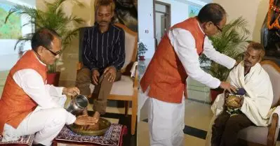 ബി.ജെ.പി നേതാവ് മൂത്രമൊഴിച്ച് അപമാനിച്ച ദളിതനെ ‘കാല്‍കഴുകി ആദരിച്ച്’ മുഖ്യമന്ത്രി