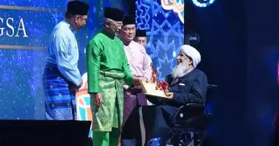 ലോക മുസ്‌ലിം പണ്ഡിതര്‍ക്കുള്ള മലേഷ്യന്‍ പരമോന്നത പുരസ്‌കാരം കാന്തപുരത്തിന് സമ്മാനിച്ചു