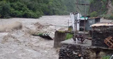 കാറുകള്‍ ഒഴുകിപ്പോയി, ദേശീയപാതകള്‍ പുഴയെടുത്തു; ഹിമാചലില്‍ പെയ്തിറങ്ങിയത് സര്‍വകാല റെക്കോഡ് മഴ!