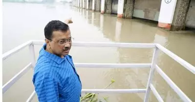 വെള്ളക്കെട്ടില്‍ നിന്ന് സെല്‍ഫിയെടുക്കരുത്; ജലനിരപ്പ് ഏത് നേരത്തും ഉയരാം: കെജ്‌രിവാള്‍