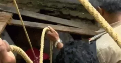 ഒന്നര മണിക്കൂര്‍ നീണ്ട രക്ഷാദൗത്യം; കൊല്ലത്ത് കിണറില്‍ കുടുങ്ങിയ തൊഴിലാളിയെ രക്ഷപ്പെടുത്തി