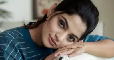 ചിലപ്പോൾ ഞാൻ ഫാൻസിനെ ബ്ലോക്ക് ചെയ്യും; കൂടെയുള്ളവരെയും ശല്യപ്പെടുത്തുന്നത് ബുദ്ധിമുട്ടാണ്: നിഖില വിമൽ