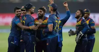 മുന്‍ ചാമ്പ്യന്‍മാരെ അട്ടിമറിക്കാന്‍ ഈ കരുത്ത് പോര ടീമേ… തോറ്റിടത്ത് നിന്നും ജയിച്ചുകയറി ശ്രീലങ്ക
