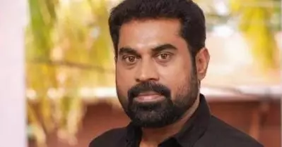 സുരാജ് സഞ്ചരിച്ച കാര്‍ അപകടത്തില്‍പ്പെട്ടു; ബൈക്ക് യാത്രക്കാരന് പരിക്ക്