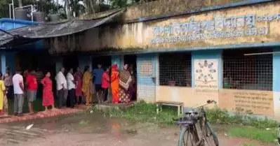 ബംഗാളില്‍ തെരഞ്ഞെടുപ്പിനിടെ വ്യാപക അക്രമം; എട്ട് പേര്‍ കൊല്ലപ്പെട്ടു; ബാലറ്റ് ഷീറ്റുകള്‍ നശിപ്പിച്ചു